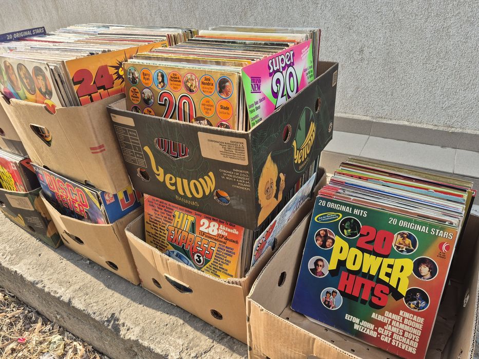 Vand Lot Discuri Vinil colectie 150 in stare buna cu muzica usoara 

-