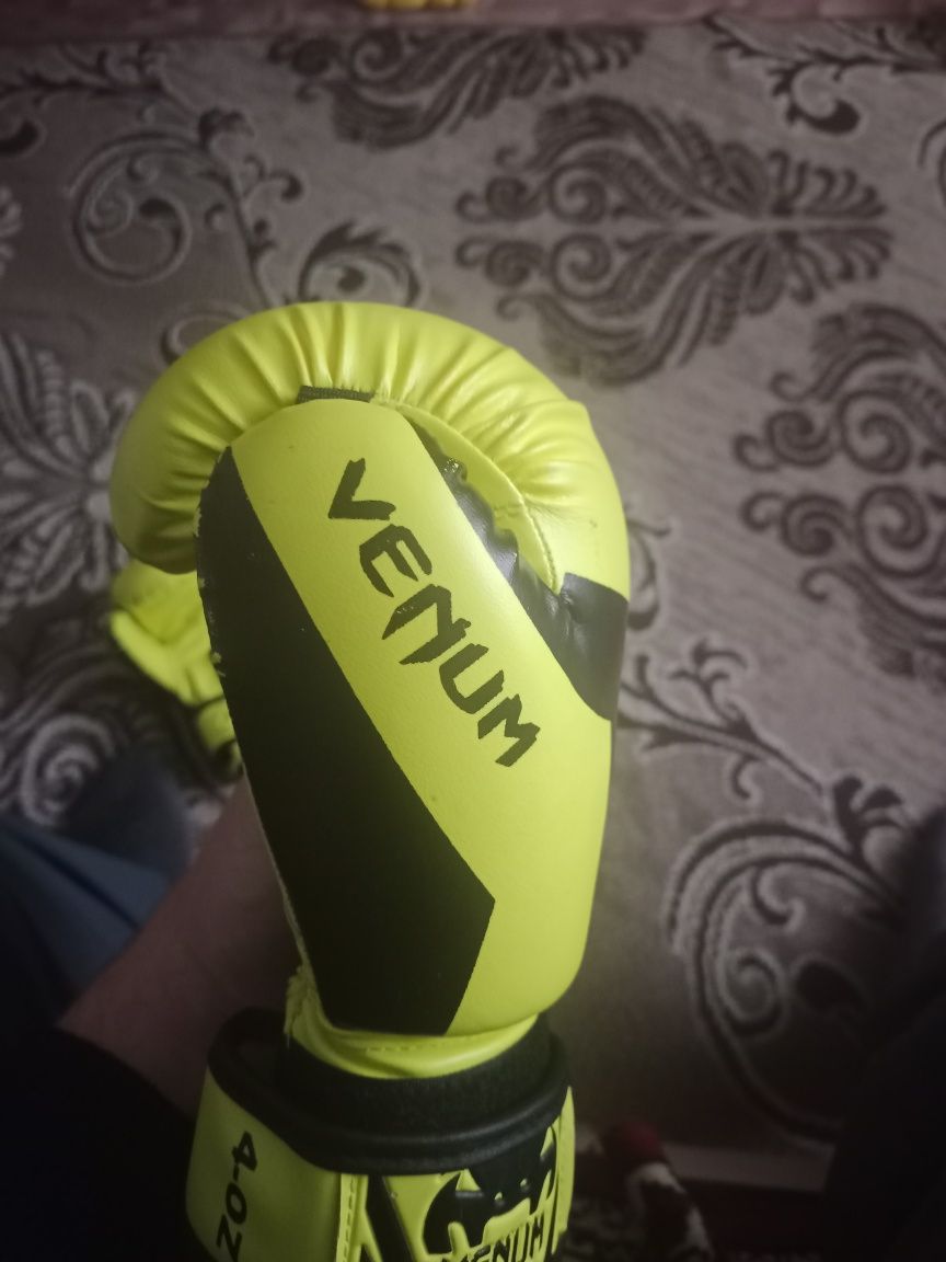 Боксёрские перчатки Venom 4-OZ