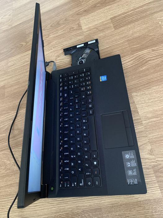 Laptop Lenovo Display 15,6 led,500gb mem,4gb ram cu incarcator.