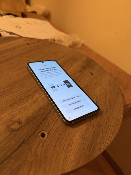 Samsung Galaxy Z Flip 6 – Stare bună, funcționează impecabil