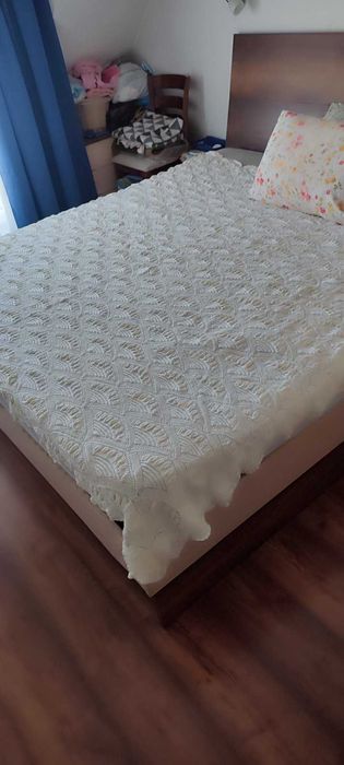 Машинно плетена покривка за легло