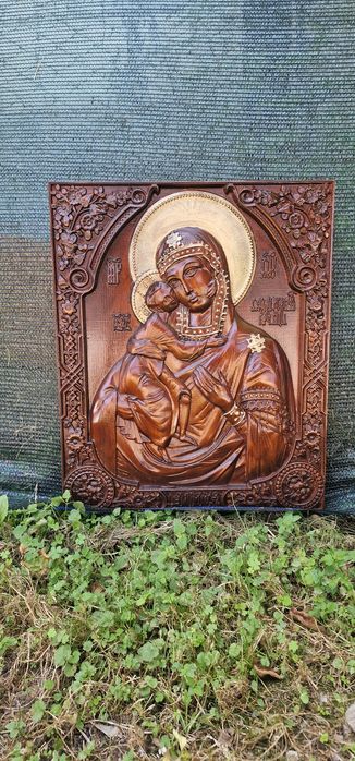 Icoana scluptata cu Maica Domnului și pruncul