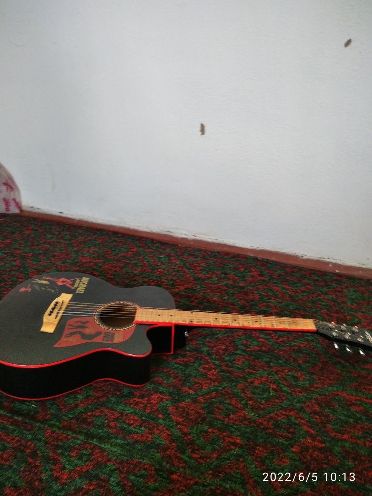 Guitara akustik musiqa anjomi