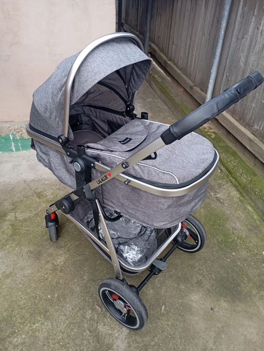 Vând cărucior aproape nou foarte puțin folosit