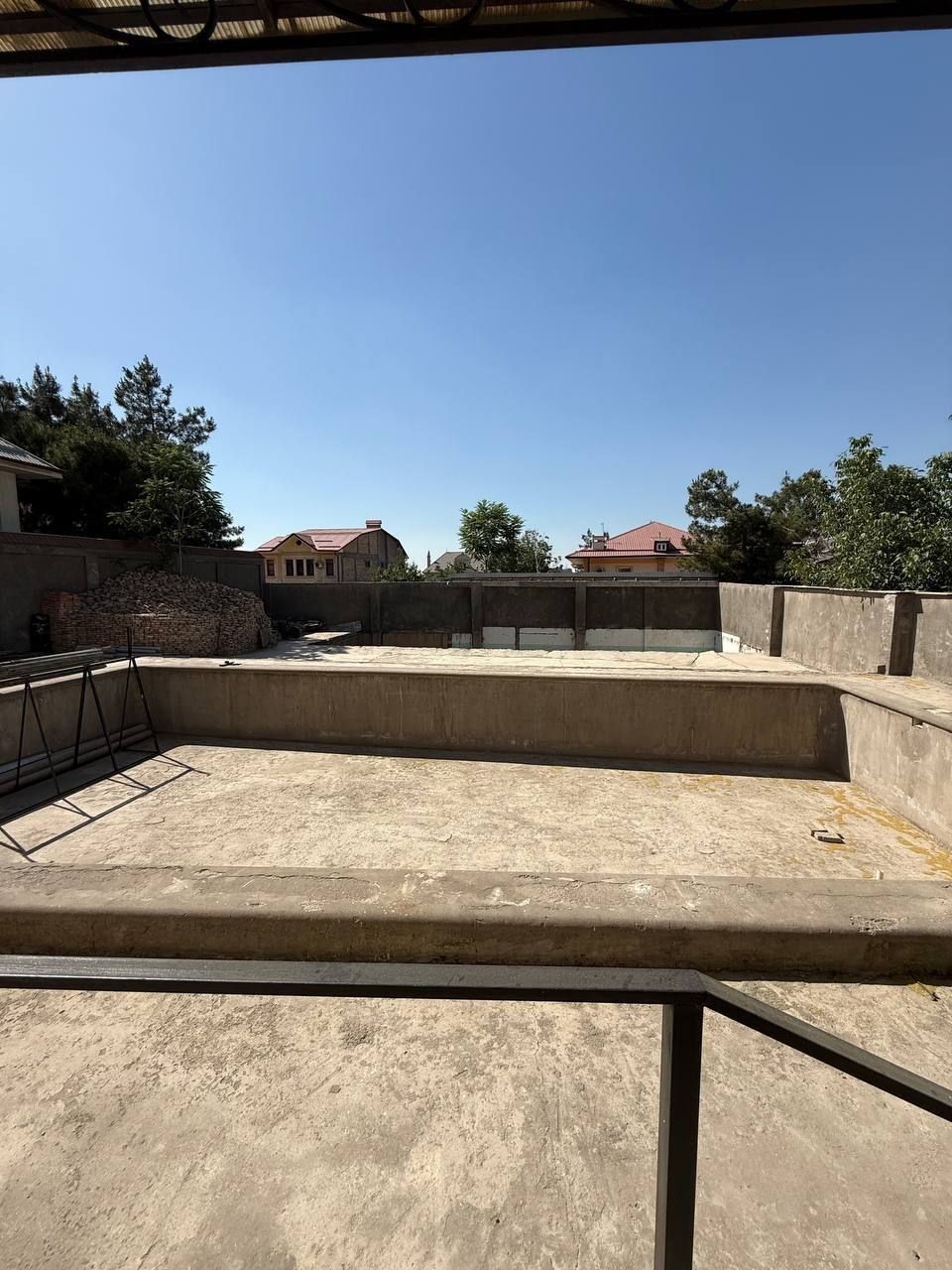 Продаётся здание,первая линия 14соток,Здание 4этажа 1700м² -Срочно↓