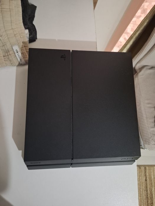 Consolă PS4 + 4 Jocuri - Stare Foarte Bună