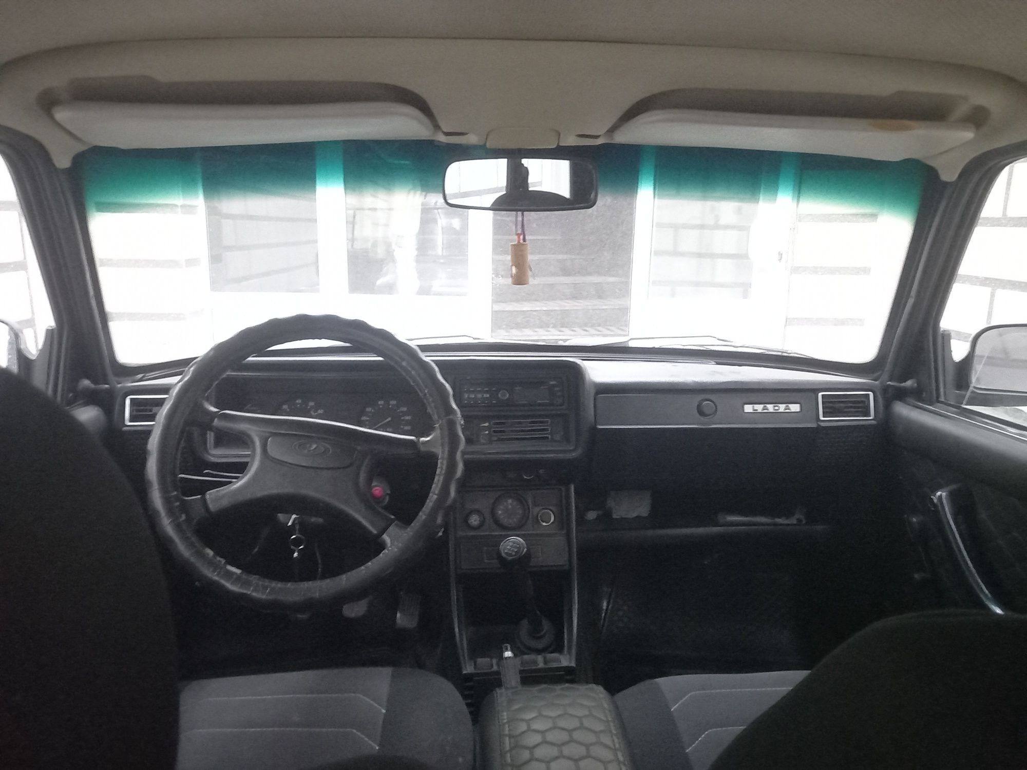 Vaz 2104 sotiladi.