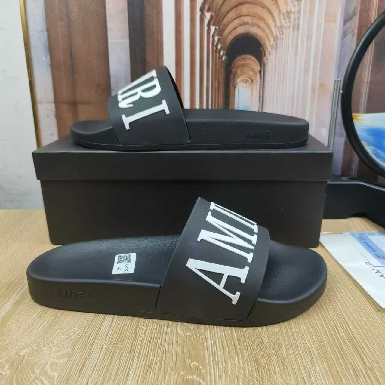 Тапочки от бренда Amiri