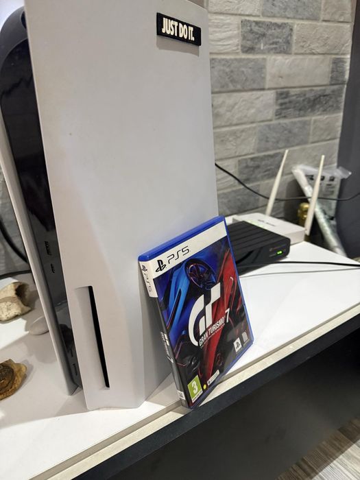 Продавам  PS 5  с джойстик