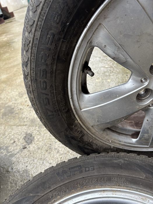 Продавам зимни гуми с джанти