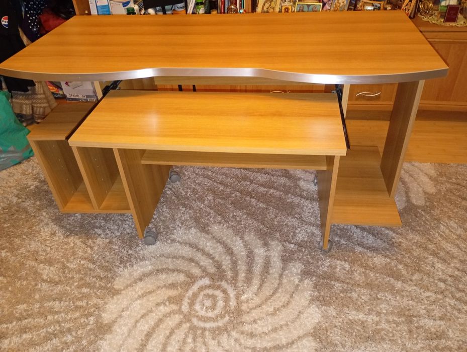 Birou cu suport pentru tastatura