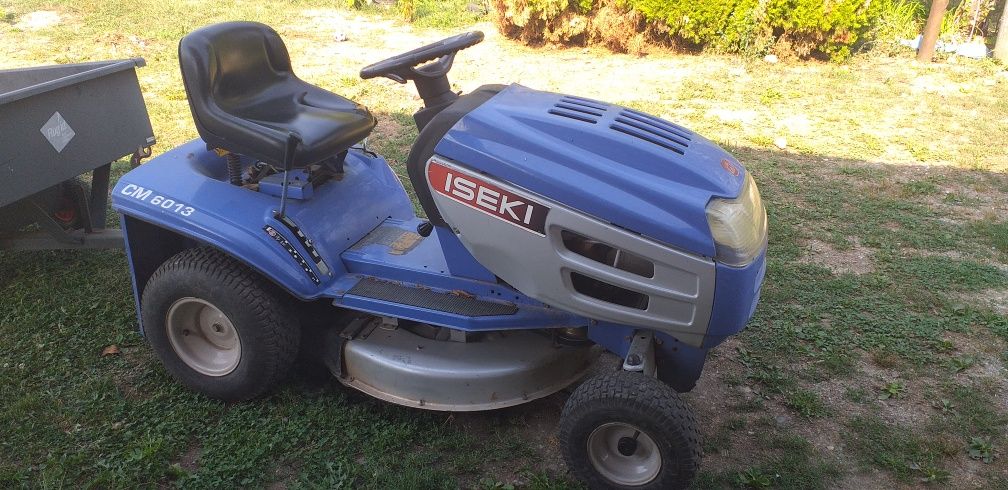 Vand tractoras de tuns gazon ,Iseki , cu remorcuța 13,5 Cai
