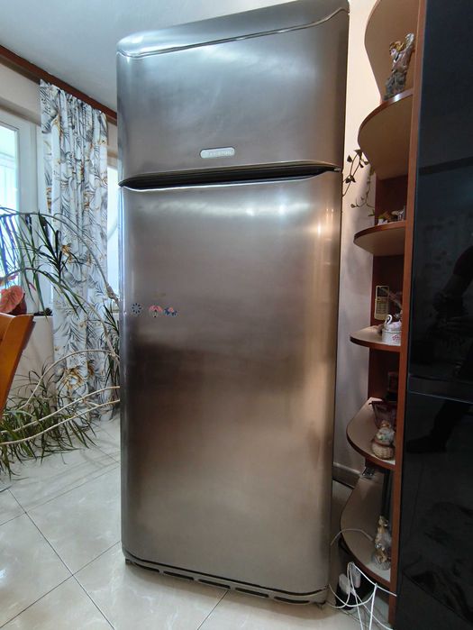 Продавам Хладилник с Фризер Аристон