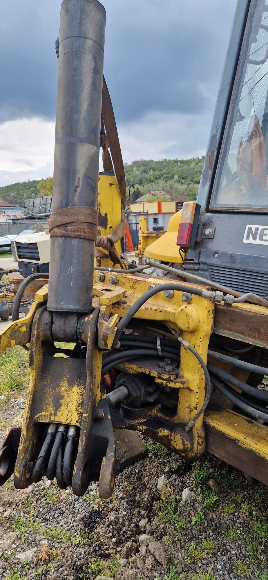 Dezmembrez buldoexcavator New Holland  LB 115 B