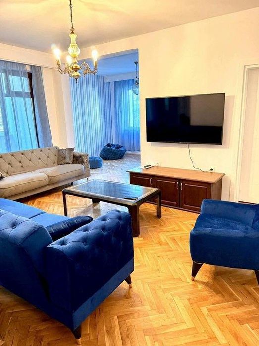 Дава се под наем Тристаен апартамент в София, Стрелбище - 150 кв.м за 1399 € - Снимка #1