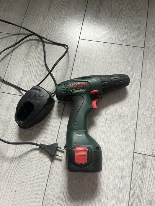Vând bormasina BOSH cu acumulator și încarcator