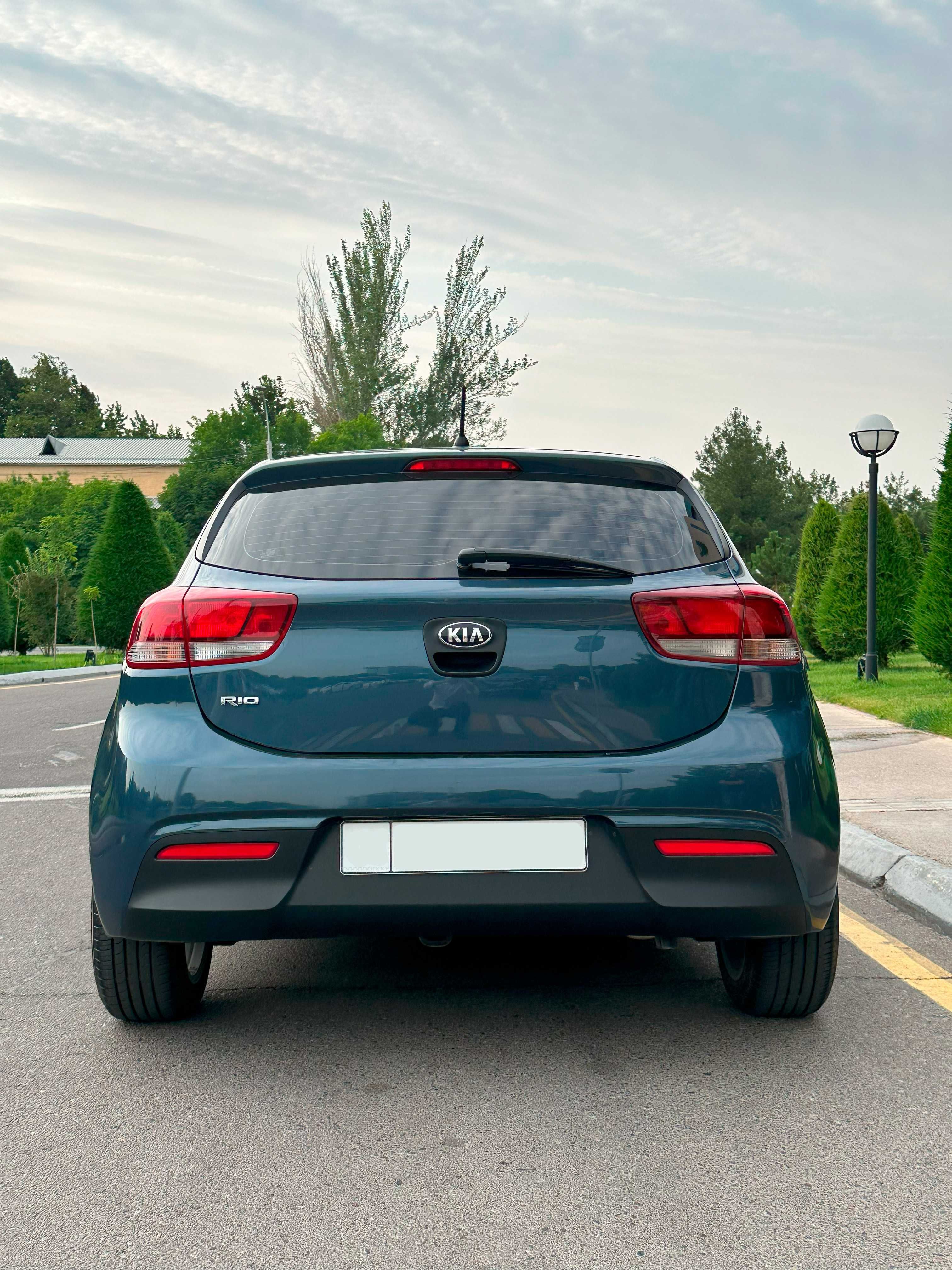 Продается Kia Rio 2018г (138 тыс пробег) Цвет Синий Дымчатый