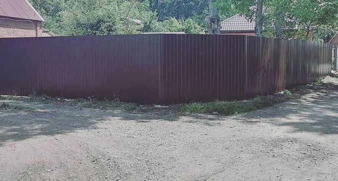Стройм забор из проф листа пристройка углярка