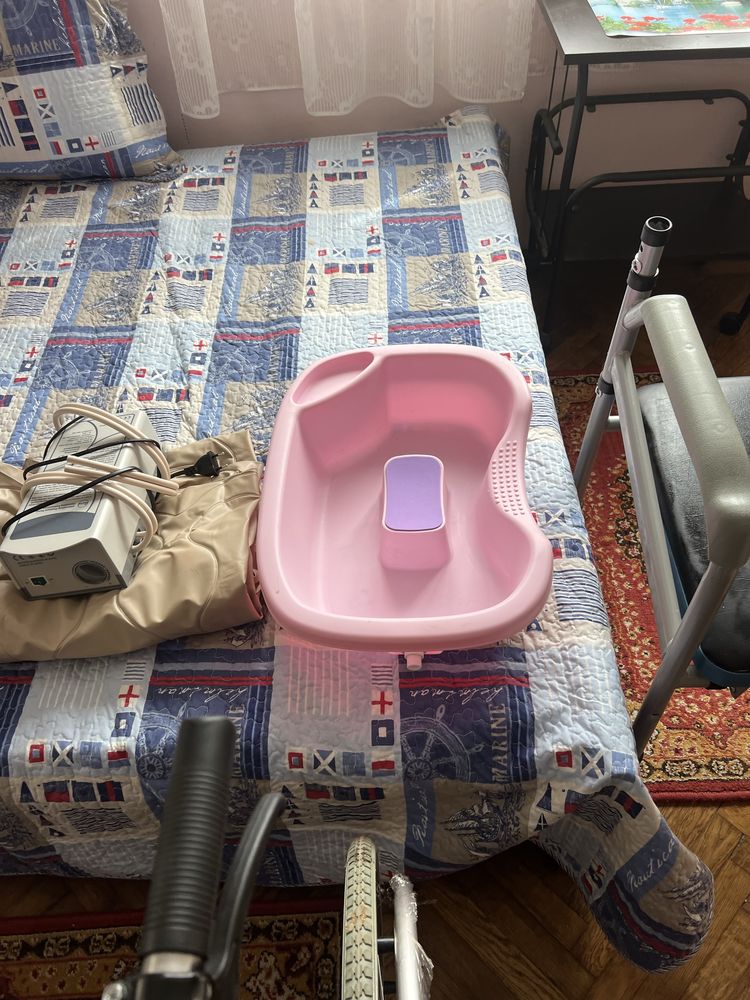 Scaun cu rotile, scaun cu wc camera , saltea antiescare , tava de spal