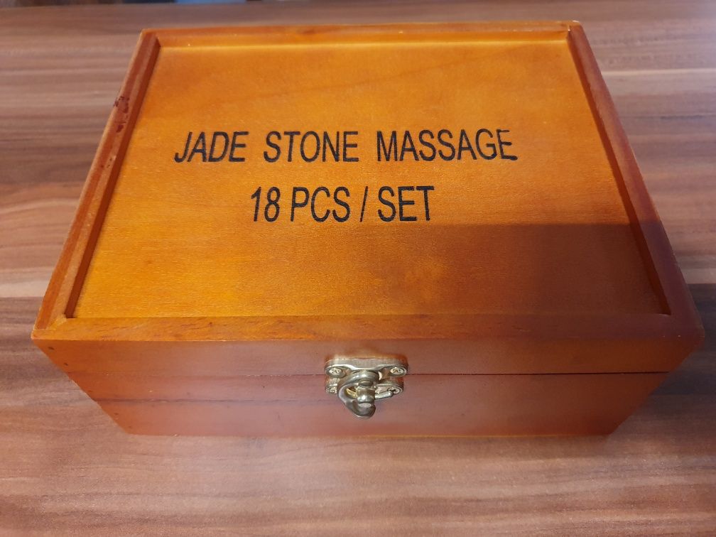 Pietre de masaj din jad pentru terapii, in cutie, in forma de mana