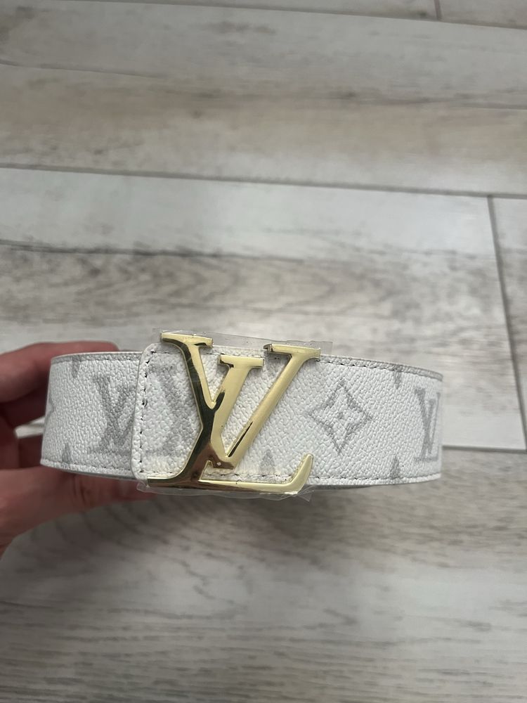 Curea Louis Vuitton alba