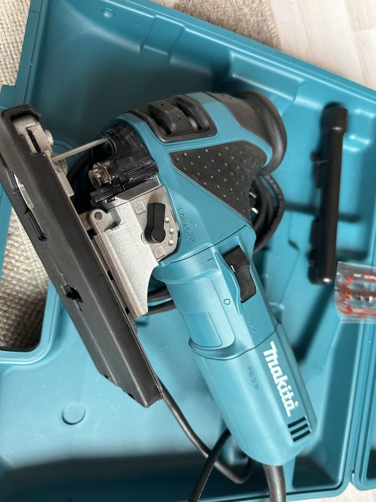 Електрически прободен трион Makita 4351CT с куфар