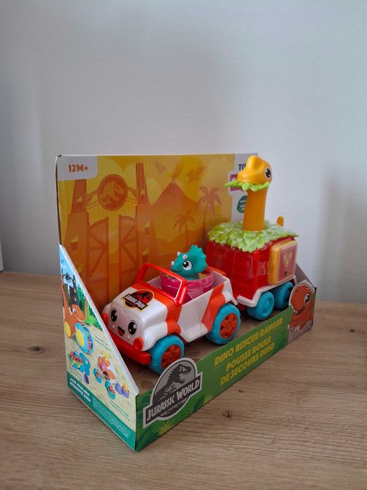 Vand lot cu 2 jucarii de la Tomy- Jurassic Wold
