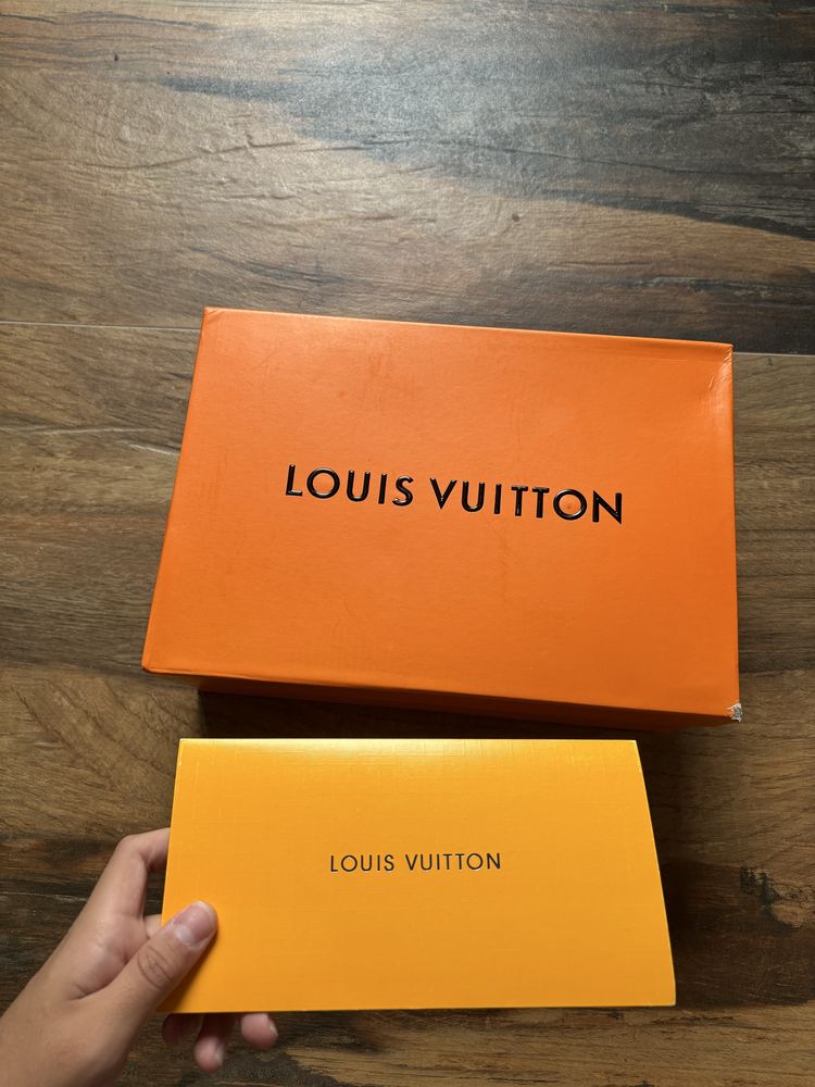 LV trainers black
