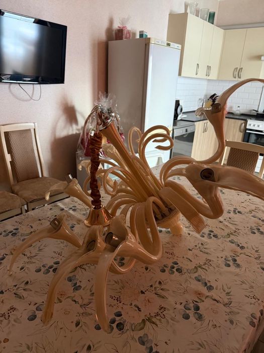 Продам люстру на 8 лампочек