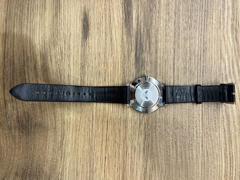 Елегантен часовник Emporio Armani в отлично състояние!!!