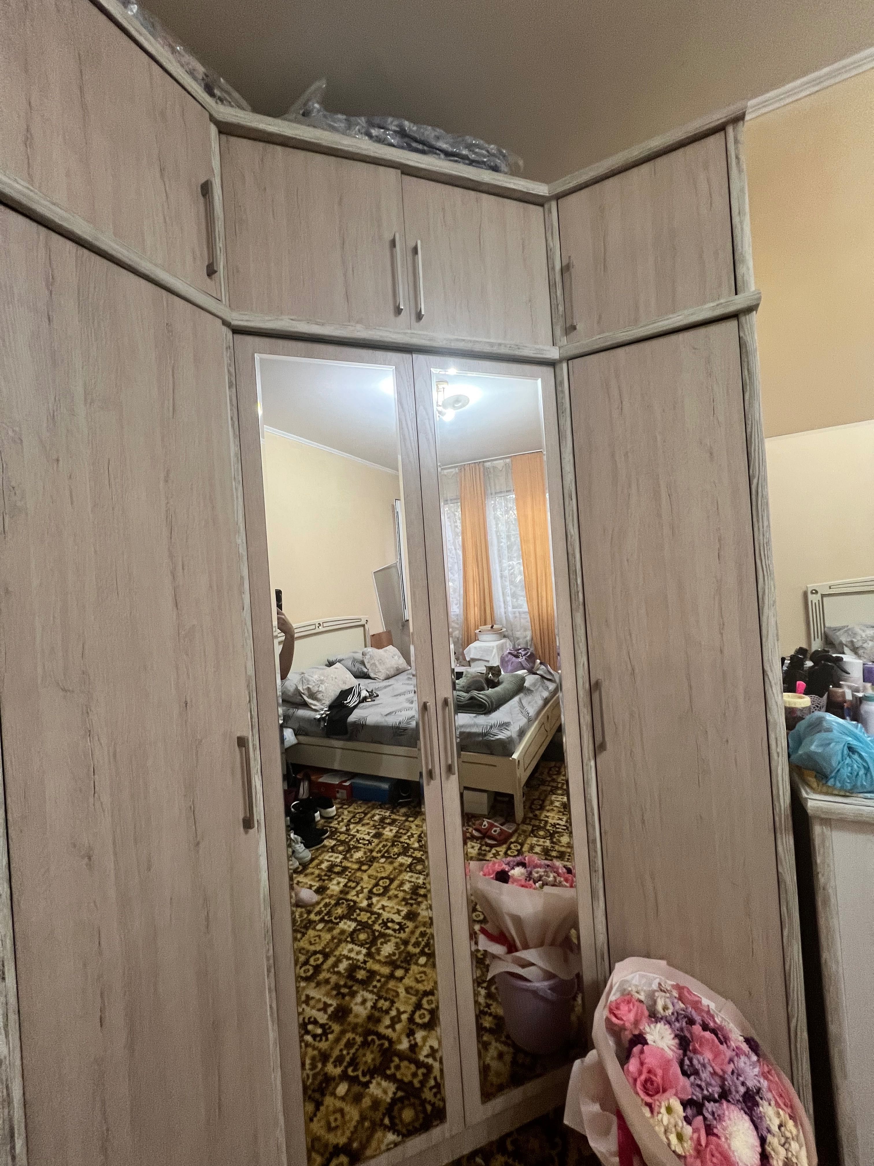 Шкаф купе в прихожую, шкаф угловой в спальню, трюмо с зеркалом.
