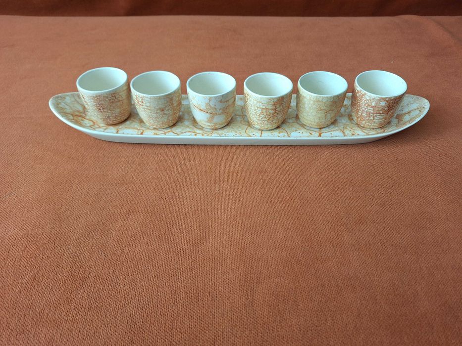 Pahare vechi pentru tuica din portelan vechi romanesc, inclusiv suport