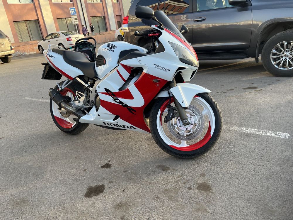 Продам мотоцикл Honda CBR 600 F4i, 2005 год выпуска.