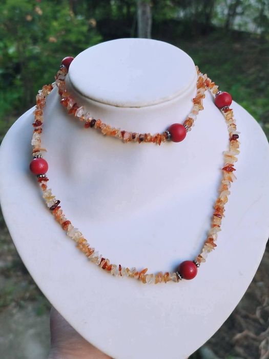 Vechi colier din pietre semipretioase, lucrat manual