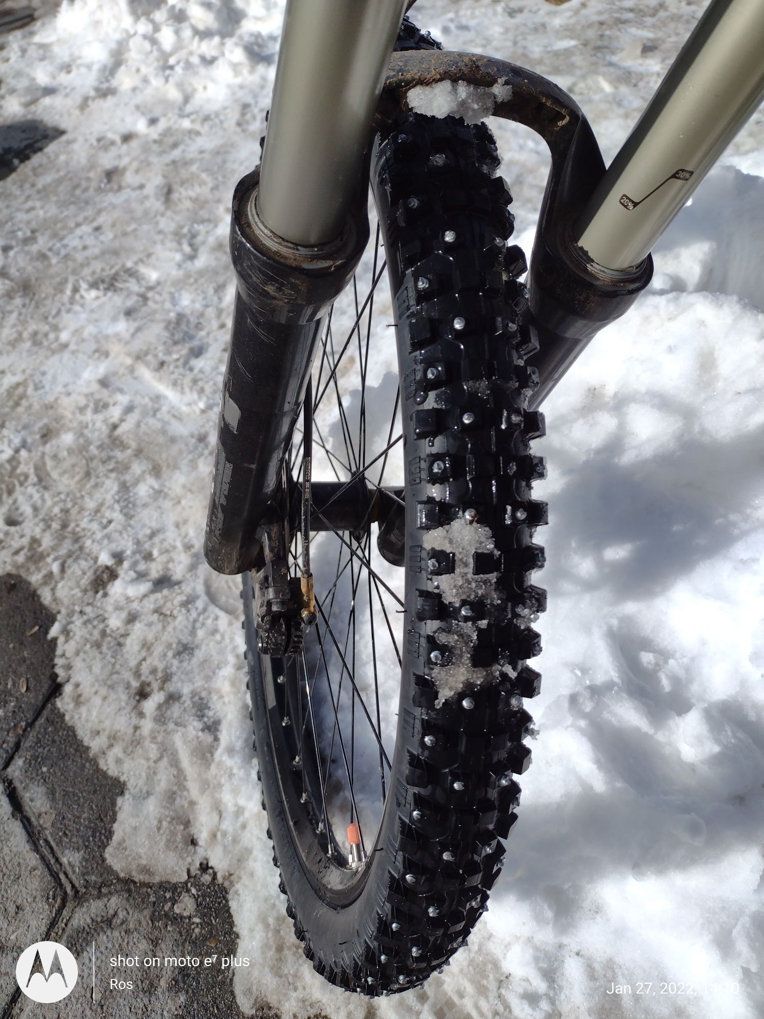 Изработване на зимни гуми с шипове за велосипед
