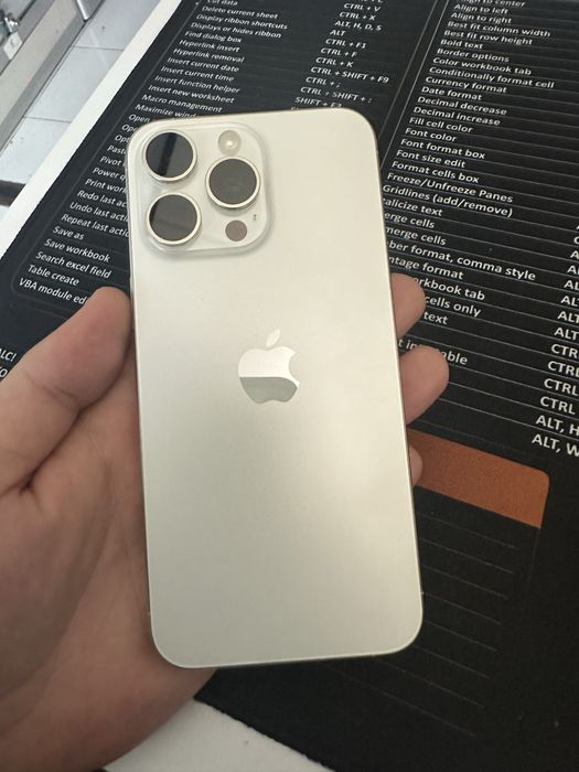 iPhone 15 Pro Max 256 GB alb impecabil, fără defecte sau urme de uzură