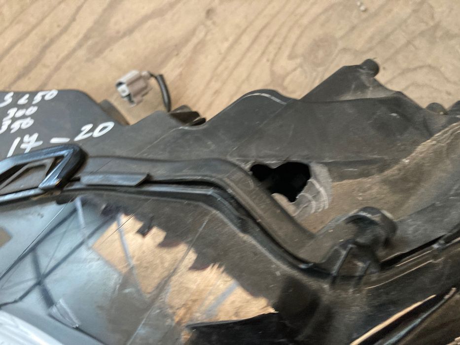 Оригинален Ляв фар за Lexus IS 200,250,300. 15-19.