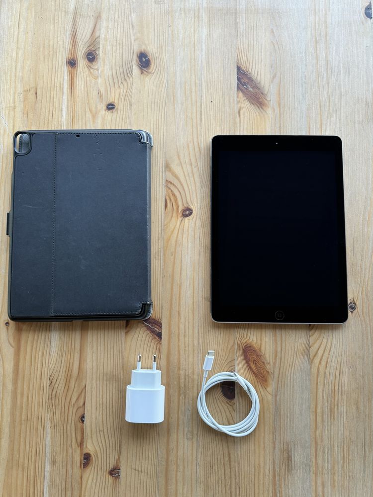iPad Air 1 32GB + зарядно + калъф