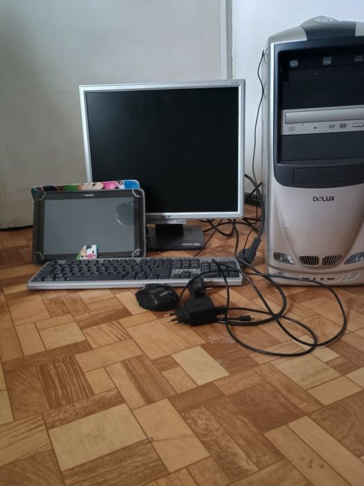 Продава се всичко на снимката в комплект монитор Acer таблет компютър