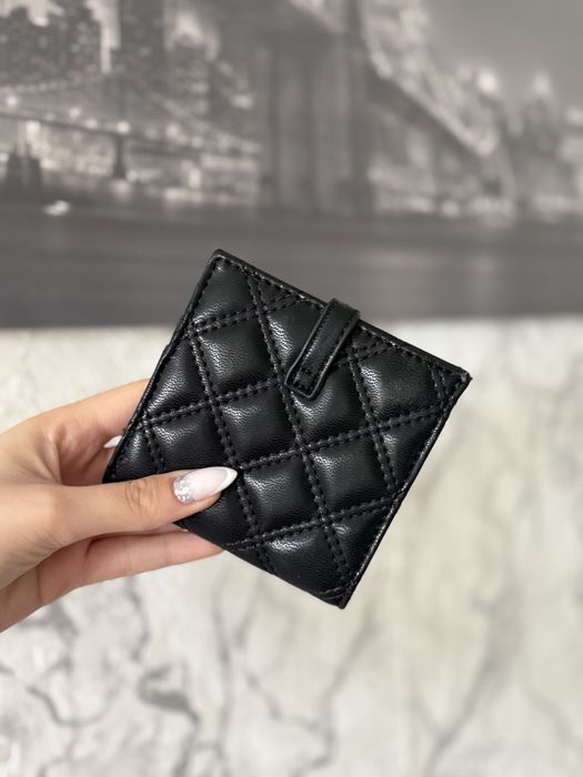 Дамско портмоне Guess – черно, елегантно и компактно