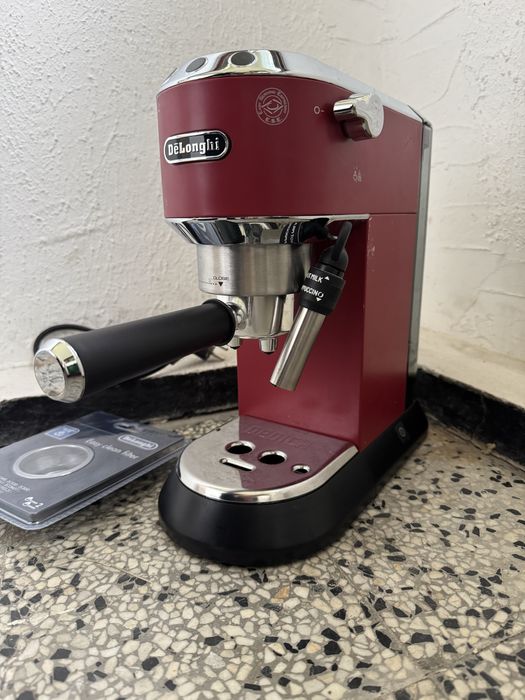 Еспресо Кафемашина DeLonghi Dedica EC685.R, 15 бара, 1350W, Капучино!