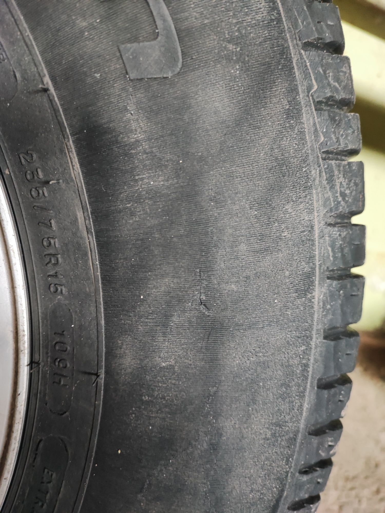 Продам резину 235/75 R15