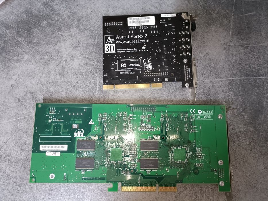 PACHET: 3dfx Voodoo5 5500 & Aureal Vortex2 8830 SQ2500