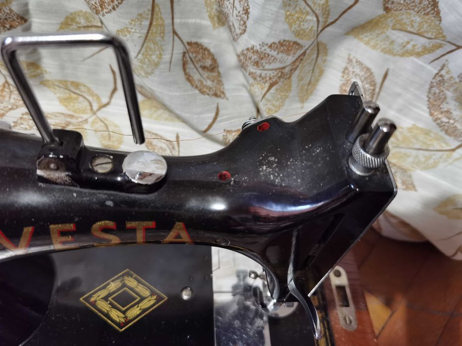 Антикварна шевна машина VESTA с оригинален дървен капак