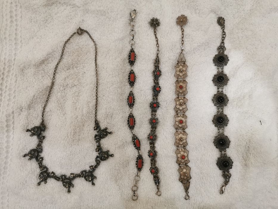 Сребърни гривни от филигран