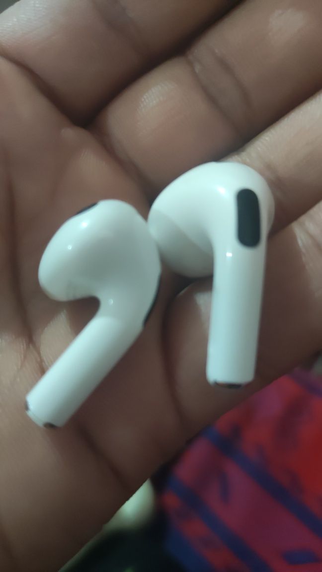 Продам оригинал левый ухо и правый ухо от airpods 3