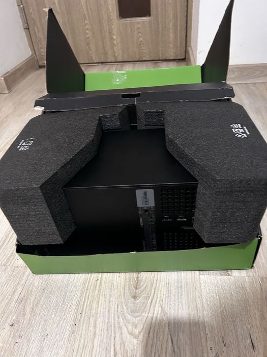 Xbox Series X cu controller la cutie