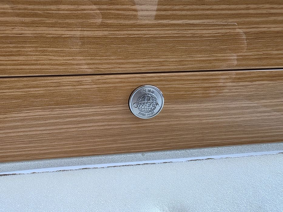 Vând cutie originală ceas Omega.