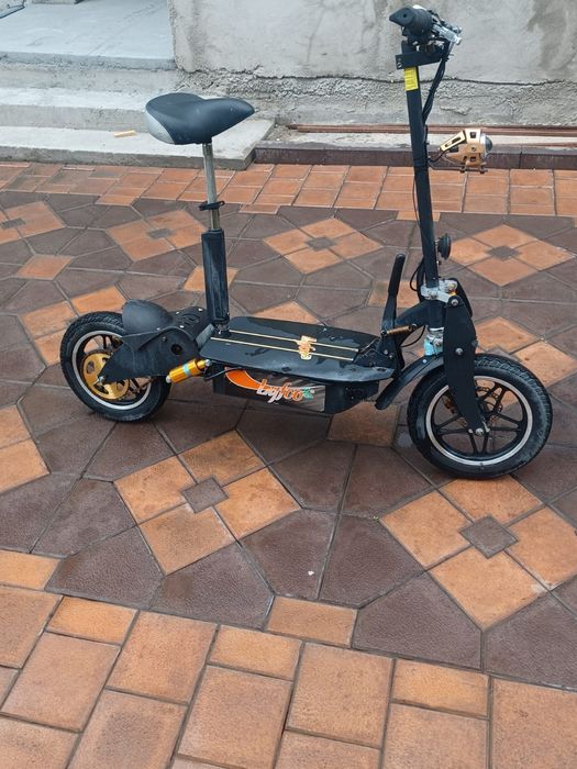 Scuter electric foarte puternic ,merge cu 50 km/ ora și o autonom  65