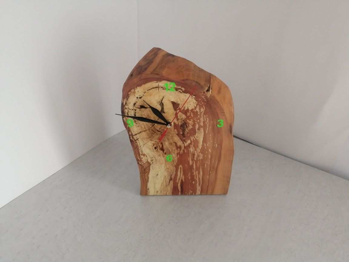 Уникален часовник от дърво